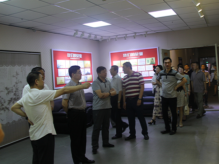 市政府姜德印副秘書長(zhǎng)經(jīng)信委主任楊緒彪一行蒞臨集團(tuán)觀摩指導(dǎo)