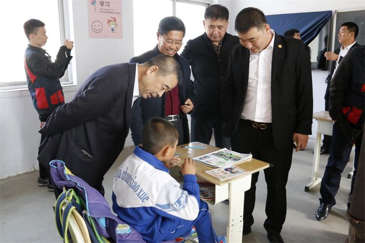 關心學生學習情況.jpg 關心學生學習情況.jpg
