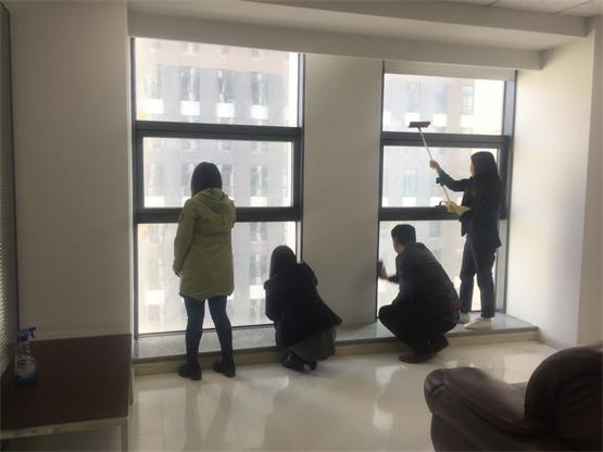 三位領導帶頭打掃新辦公區衛生1.jpg