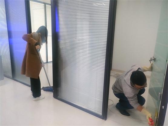 三位領導帶頭打掃新辦公區衛生2.jpg