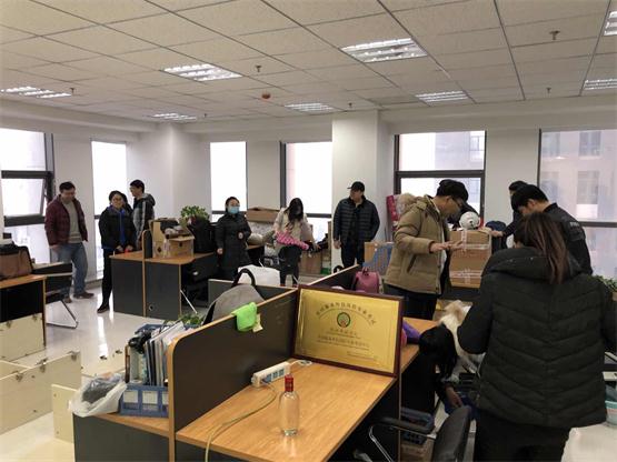 全體同事齊心協力搬入新辦公區.jpg