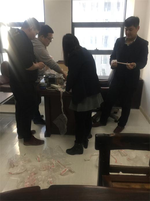 三位領導帶頭打掃新辦公區衛生.jpg