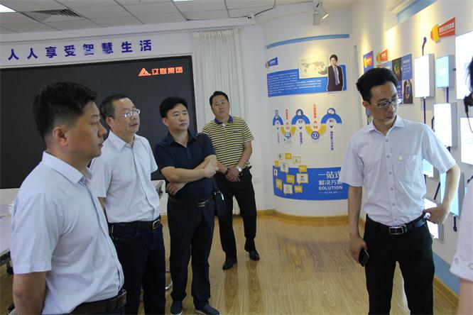 王平局長一行對財源大數(shù)據(jù)項目進行了解.jpg 王平局長一行對財源大數(shù)據(jù)項目進行了解.jpg