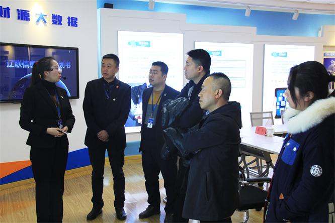 蔣縣長一行聽取集團各個項目介紹.jpg 蔣縣長一行聽取集團各個項目介紹.jpg