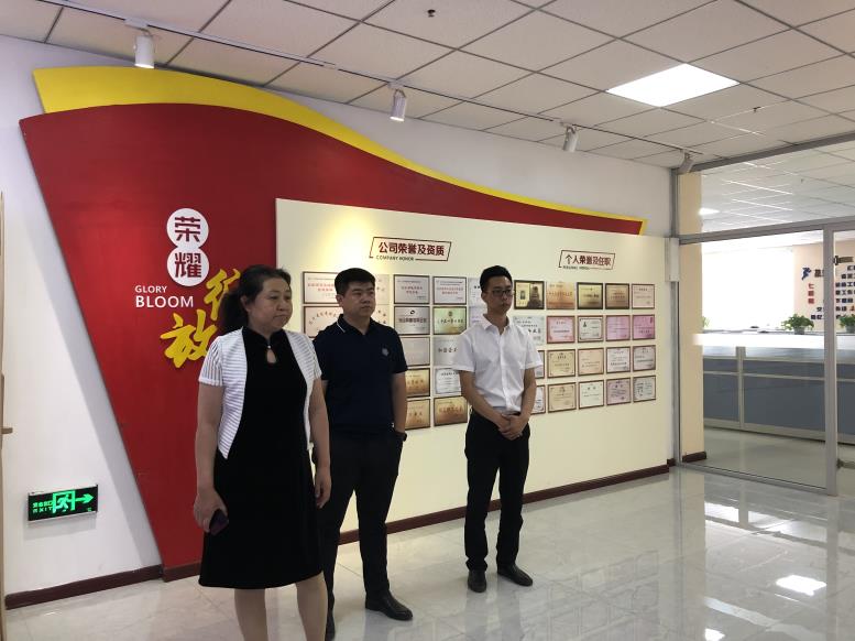 撫順市龍晟集團(tuán)大數(shù)據(jù)公司董事長羅英男一行蒞臨遼聯(lián)集團(tuán)考察財(cái)源大數(shù)據(jù)項(xiàng)目