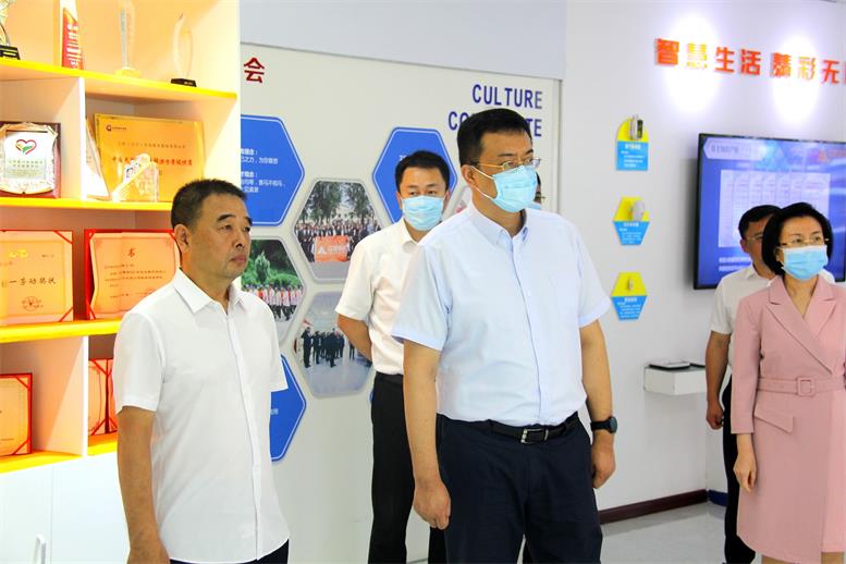 副省長(zhǎng)高濤蒞臨遼聯(lián)信息視察調(diào)研2.jpg 副省長(zhǎng)高濤蒞臨遼聯(lián)信息視察調(diào)研2.jpg