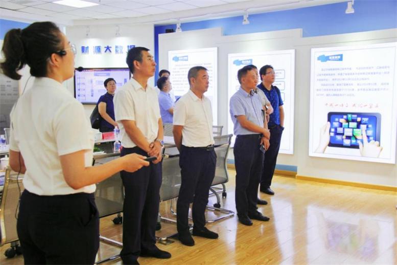 遼寧省工信廳副廳長丁廣軍蒞臨遼聯(lián)集團(tuán)調(diào)研指導(dǎo)3.jpg 遼寧省工信廳副廳長丁廣軍蒞臨遼聯(lián)集團(tuán)調(diào)研指導(dǎo)3.jpg