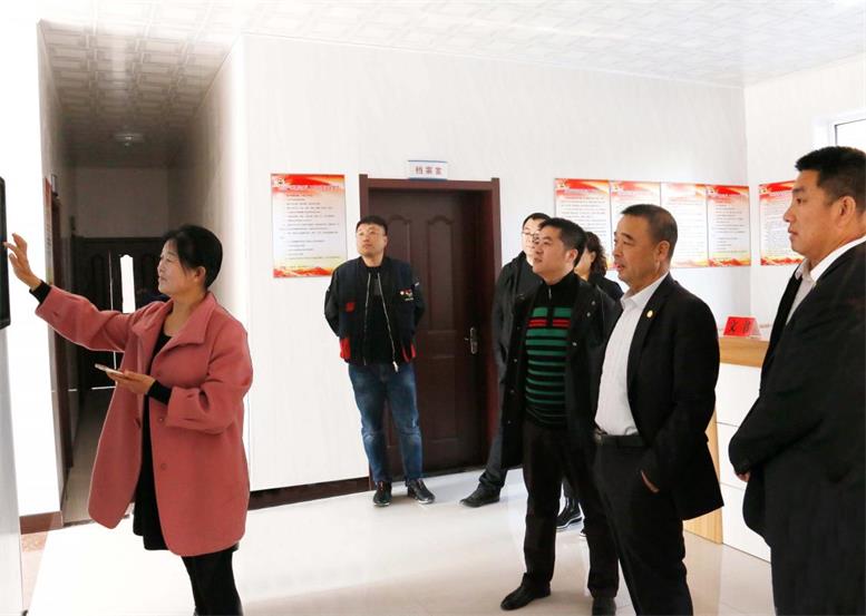 脫貧攻堅暖人心,感恩幫扶送錦旗4.jpg 脫貧攻堅暖人心,感恩幫扶送錦旗4.jpg